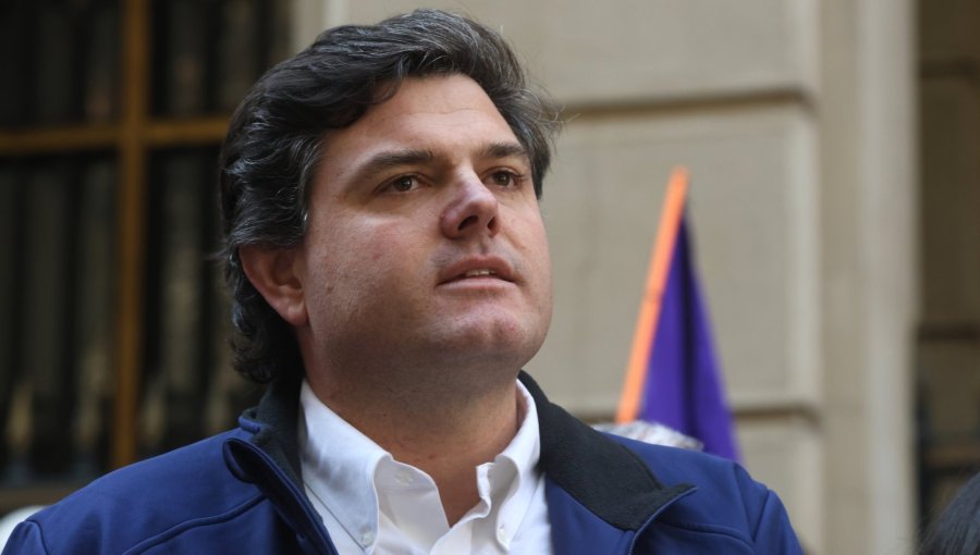 Polémica en Zapallar: Alcalde Alessandri cedió a funcionarios municipales la explotación de los estacionamientos públicos