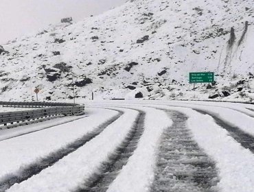 Paso Los Libertadores ya suma 28 días cerrado por intensas nevadas y fuertes vientos