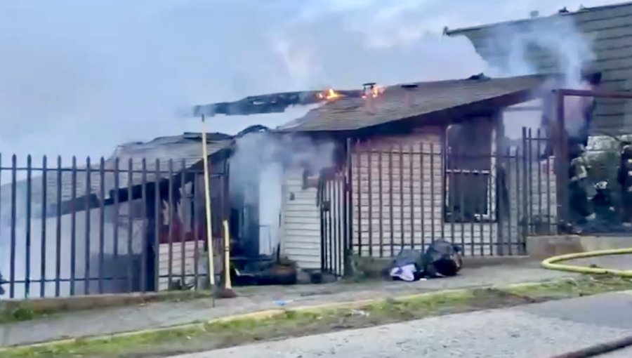 Incendio estructural de grandes proporciones afectó a dos viviendas en Concón