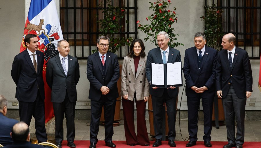 Presidente Kast firma proyecto que establece la seguridad pública como deber del Estado