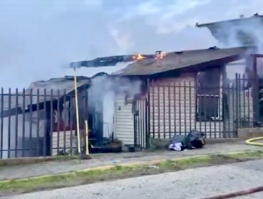 Incendio estructural de grandes proporciones afectó a dos viviendas en Concón