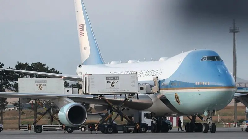 Trump se escondió en un contenedor de comida para cambiar de avión en secreto tras la cumbre de la OTAN en Turquía