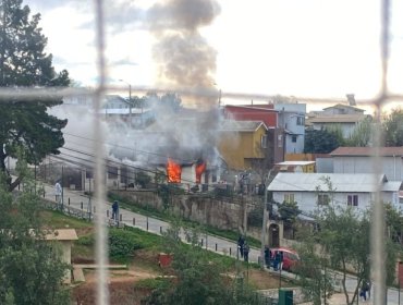 Incendio consume al menos una vivienda en el sector Santa Julia de Viña del Mar