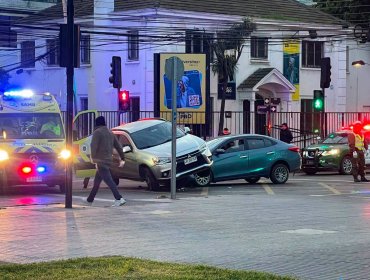Auto termina sobre el capó de otro tras violenta colisión en el centro de Viña del Mar
