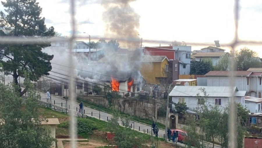Incendio consume al menos una vivienda en el sector Santa Julia de Viña del Mar