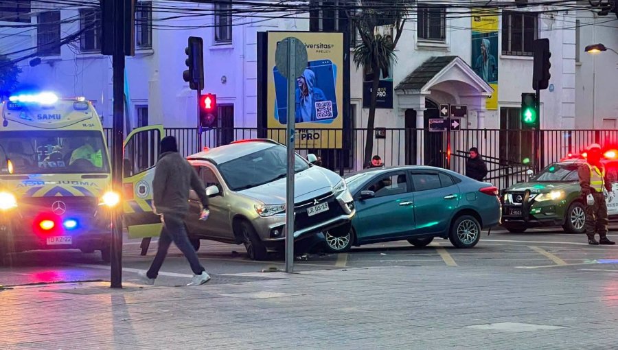 Auto termina sobre el capó de otro tras violenta colisión en el centro de Viña del Mar