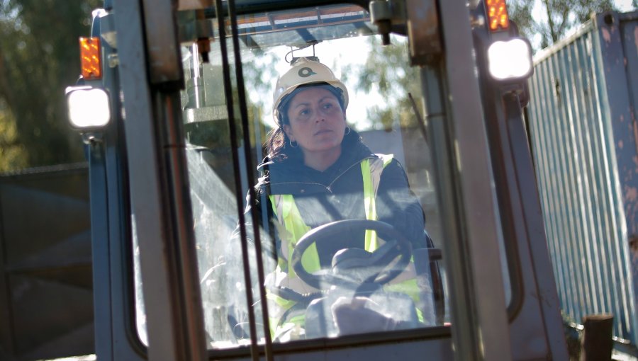 Diez mujeres de Placilla de Peñuelas se capacitan en operación de grúa horquilla para ampliar sus oportunidades laborales