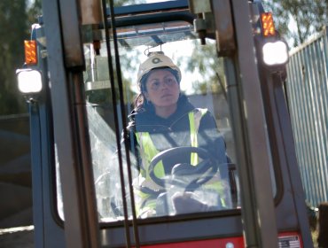 Diez mujeres de Placilla de Peñuelas se capacitan en operación de grúa horquilla para ampliar sus oportunidades laborales