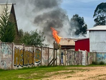 Incendio estructural afecta a vivienda en Valparaíso: advierten riesgo de propagación