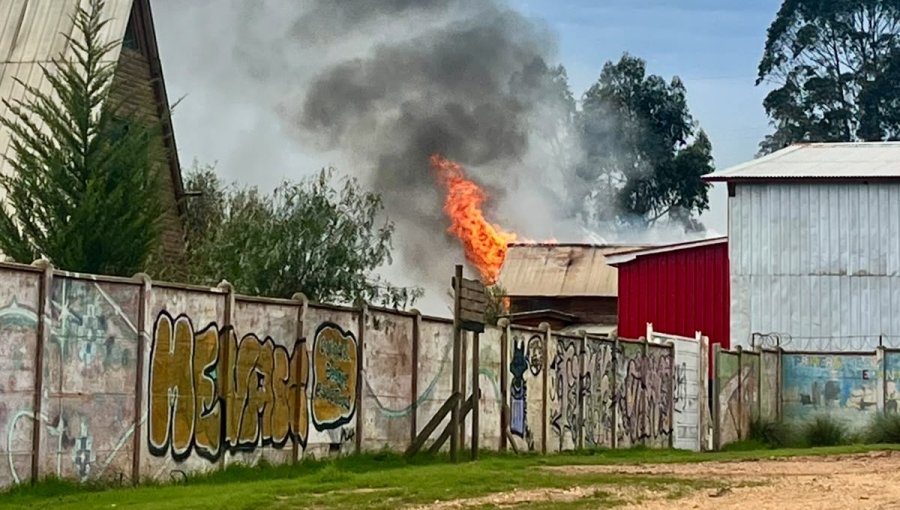Incendio estructural afecta a vivienda en Valparaíso: advierten riesgo de propagación
