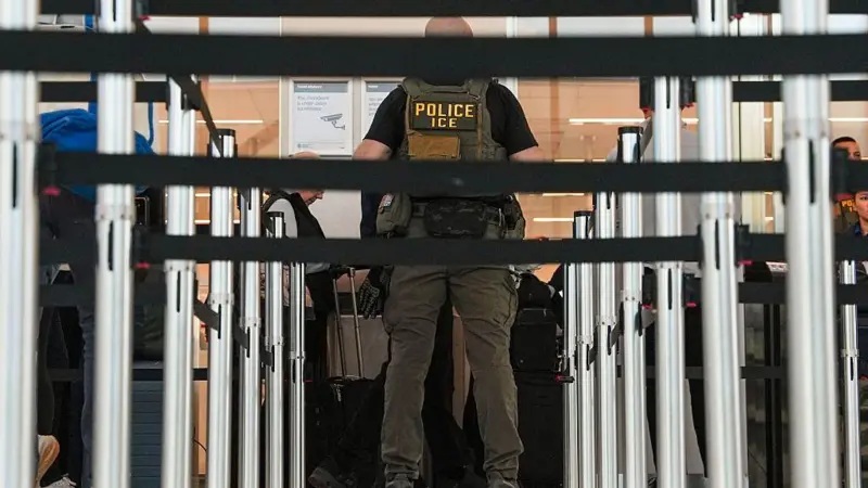 El creciente número de migrantes que están siendo detenidos por ICE en los aeropuertos de EE.UU.