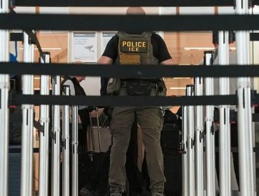 El creciente número de migrantes que están siendo detenidos por ICE en los aeropuertos de EE.UU.