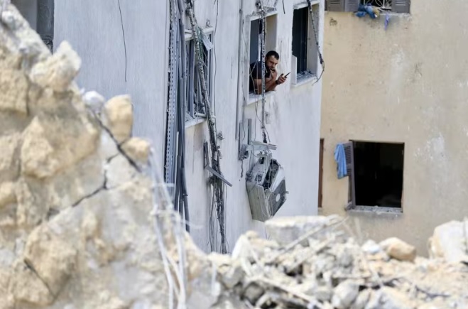 Israel bombardea con drones el sur de Líbano y dinamita edificios públicos pese a la tregua vigente