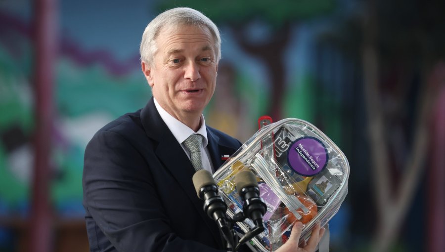 Presidente Kast promulga la Ley Escuelas Protegidas y respalda revisión de mochilas: "El que nada hace, nada teme"