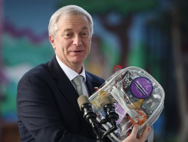 Presidente Kast promulga la Ley Escuelas Protegidas y respalda revisión de mochilas: "El que nada hace, nada teme"