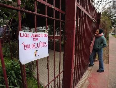 Suspenden clases en liceo Augusto D'Halmar de Ñuñoa por amenazas de muerte a alumno