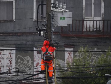 Tras ocho días de cortes de luz, Seremi de Energía y distribuidoras analizan fallas del temporal y preparan nuevas medidas