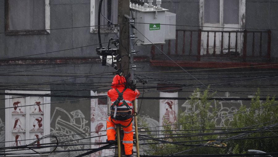 Tras ocho días de cortes de luz, Seremi de Energía y distribuidoras analizan fallas del temporal y preparan nuevas medidas