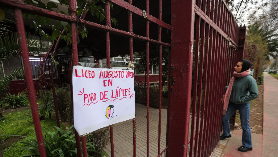 Suspenden clases en liceo Augusto D'Halmar de Ñuñoa por amenazas de muerte a alumno