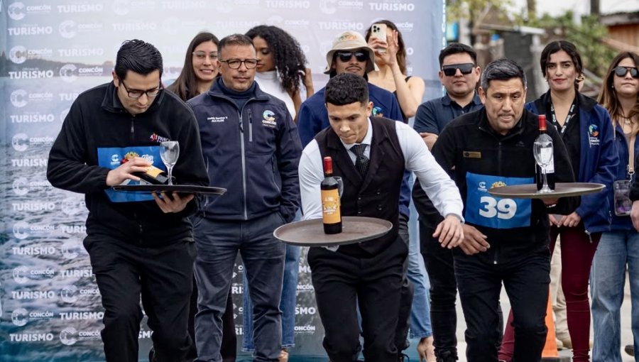 Concón celebra su gastronomía con velocidad y bandejas: más de 40 garzones disputaron tradicional carrera