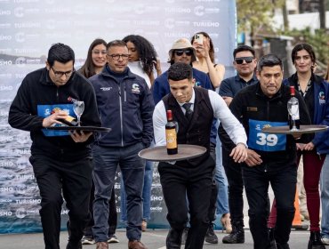 Concón celebra su gastronomía con velocidad y bandejas: más de 40 garzones disputaron tradicional carrera