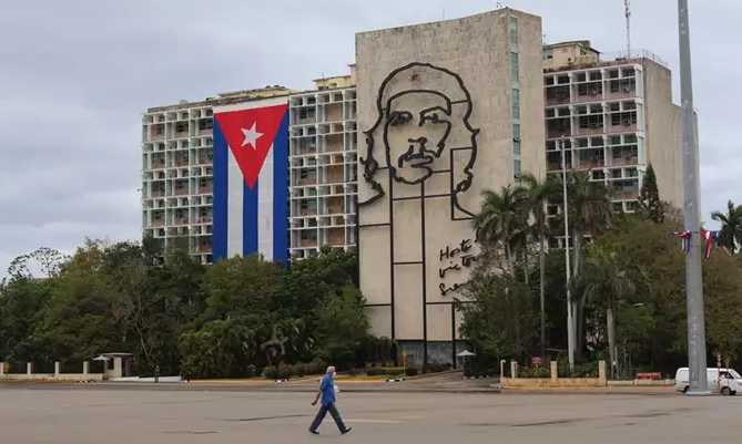 Jefe del Pentágono advierte que EE.UU. no descarta la opción de una intervención militar en Cuba