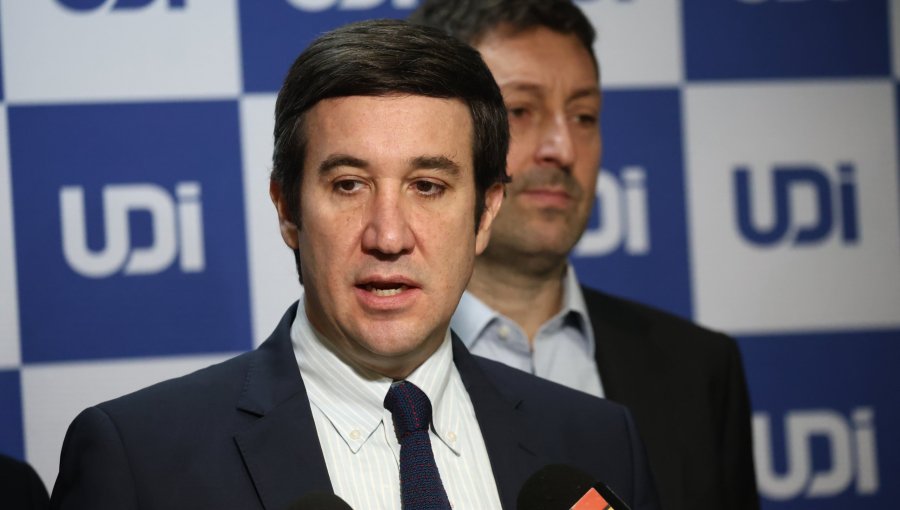 Diputado Ramírez califica de "incómodo" no informar a Alvarado sobre recurso al TC y reconoce "error de comunicación interna"