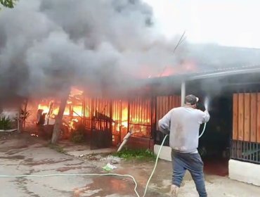 Incendio afecta vivienda en Quillota y moviliza a tres unidades de Bomberos