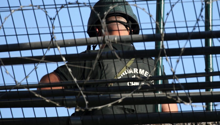Gendarmería denuncia a tres funcionarios tras detectar un teléfono celular y repuestos de pantallas en la cárcel de Quillota