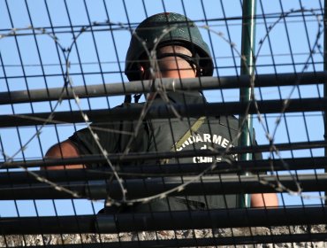 Gendarmería denuncia a tres funcionarios tras detectar un teléfono celular y repuestos de pantallas en la cárcel de Quillota