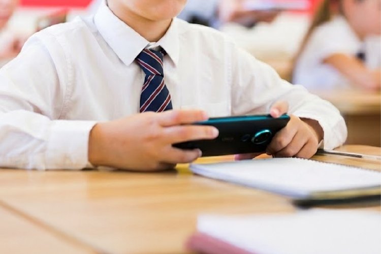 Consejo Constitucional francés anula ley que prohibía redes sociales a menores de 15 años