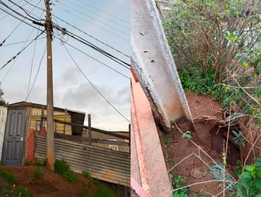 Peligro inminente en cerro Placeres: familia denuncia dos postes a punto de caer sobre su vivienda tras colapso del terreno