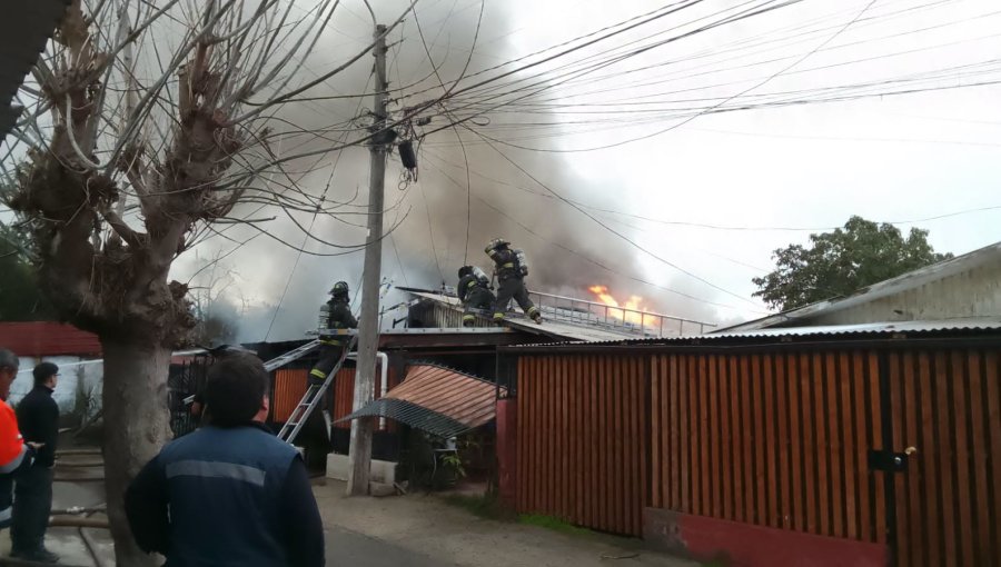 Incendio consumió dos viviendas y afectó a un vehículo en la población Amanecer de Quillota