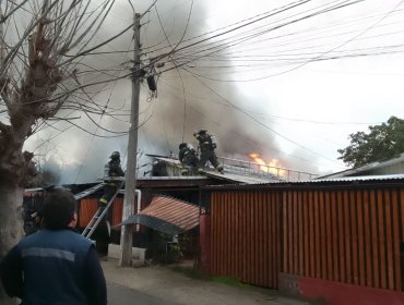 Incendio consumió dos viviendas y afectó a un vehículo en la población Amanecer de Quillota