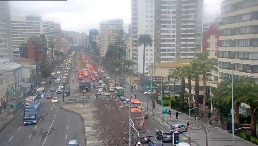 Caos vehicular en el centro de Viña del Mar por accidente que involucró a una patrulla de Carabineros y un automóvil particular