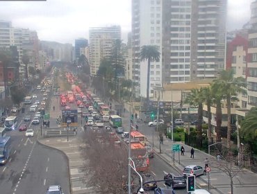 Caos vehicular en el centro de Viña del Mar por accidente que involucró a una patrulla de Carabineros y un automóvil particular