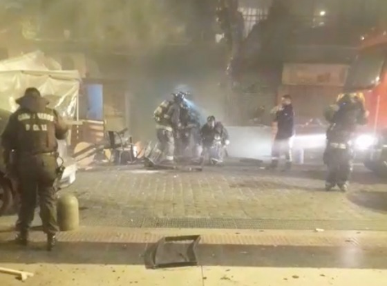 Incendio con posterior explosión en local comercial deja a siete Bomberos lesionados en centro de Viña del Mar