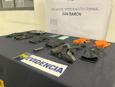 Detective de vacaciones detiene a dos sujetos en auto robado en San Joaquín