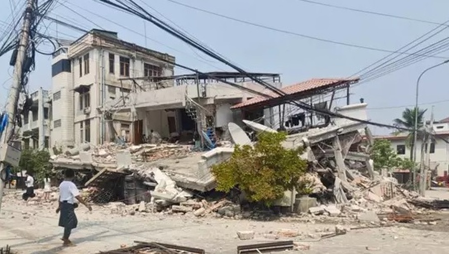 Aumentan a 14 los muertos por terremoto de magnitud 7,7 en Indonesia