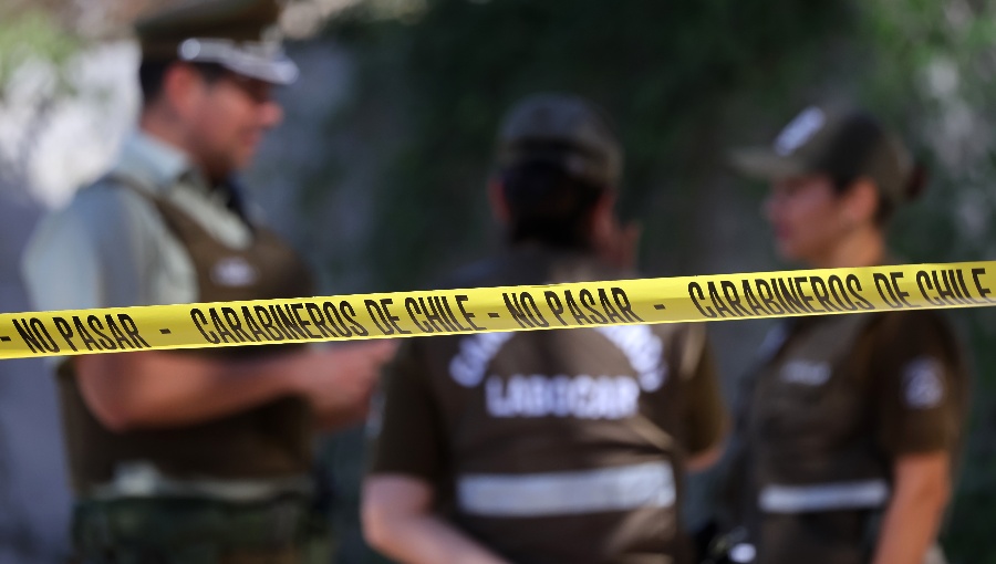 Sujeto es baleado tras intentar atropellar a carabinero en servicentro de Santiago