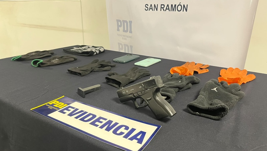 Detective de vacaciones detiene a dos sujetos en auto robado en San Joaquín