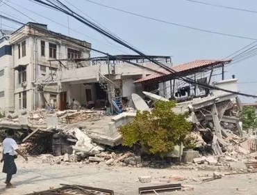 Aumentan a 14 los muertos por terremoto de magnitud 7,7 en Indonesia