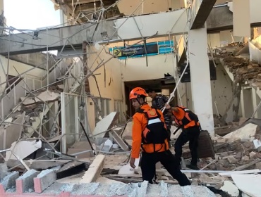 Aumentan a más de 50 los muertos por el terremoto de magnitud 7,7 en Indonesia