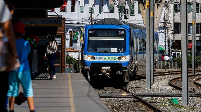 Confuso incidente al interior de Tren Limache-Puerto deja a un pasajero herido con un arma blanca