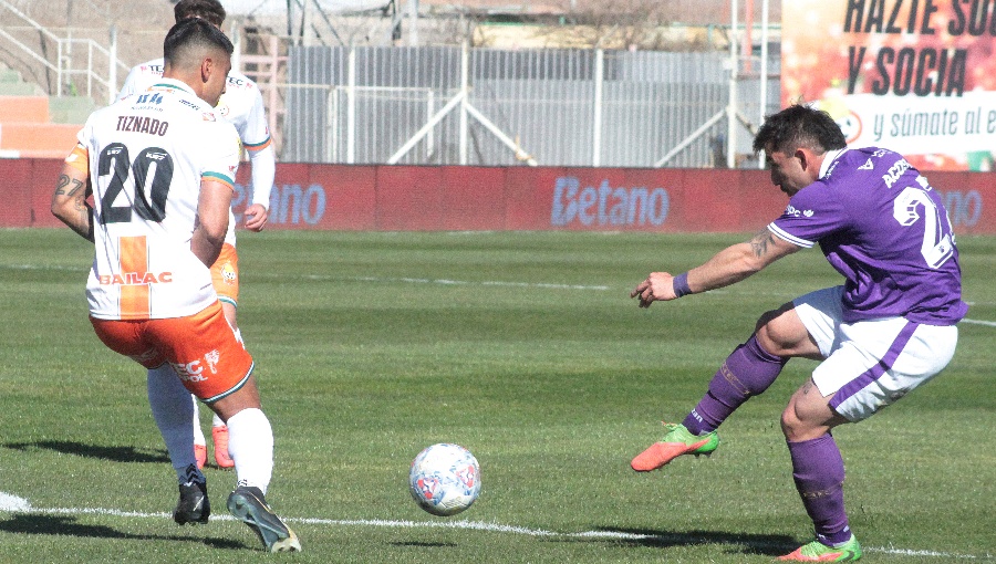 Deportes Concepción derrota a Cobresal en El Salvador y se aleja del descenso