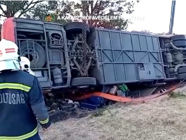 Doce muertos y diez heridos deja volcamiento de autobús con turistas polacos en Hungría