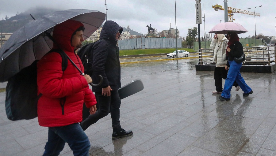 Región Metropolitana registra más de 60 mm de lluvia y Senapred alerta por núcleo frío en el norte