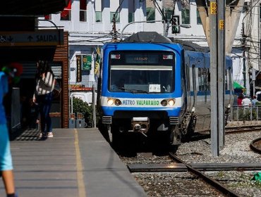 Confuso incidente al interior de Tren Limache-Puerto deja a un pasajero herido con un arma blanca