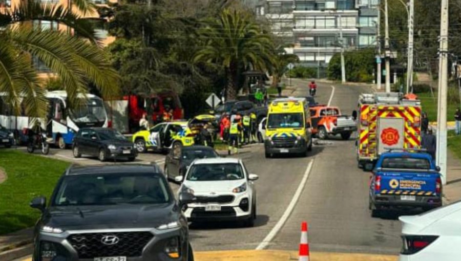 Accidente de tránsito entre un microbús y un vehículo menor deja a 4 personas lesionadas en Jardín del Mar