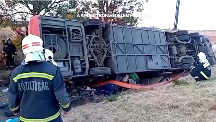 Doce muertos y diez heridos deja volcamiento de autobús con turistas polacos en Hungría